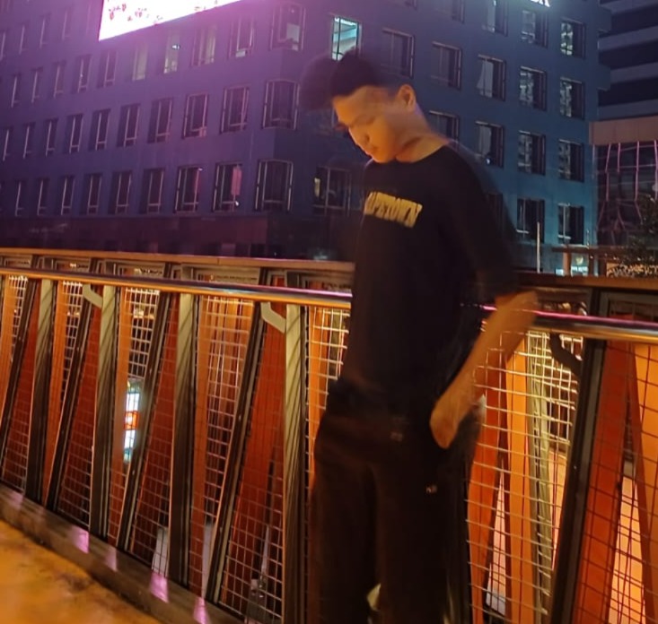 Gambar foto tampilan Gielang, background abu-abu gelap dengan pencahayaan fokus wajah
